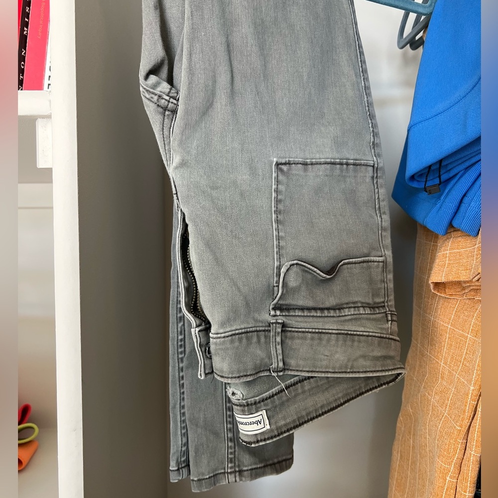 Ambercrombie and Fitch skinny gray jeans with pockets